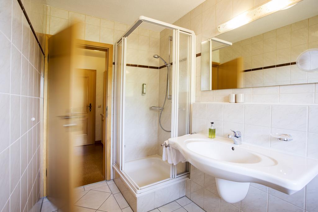 Doppelzimmer mit Balkon und Küchenzeile